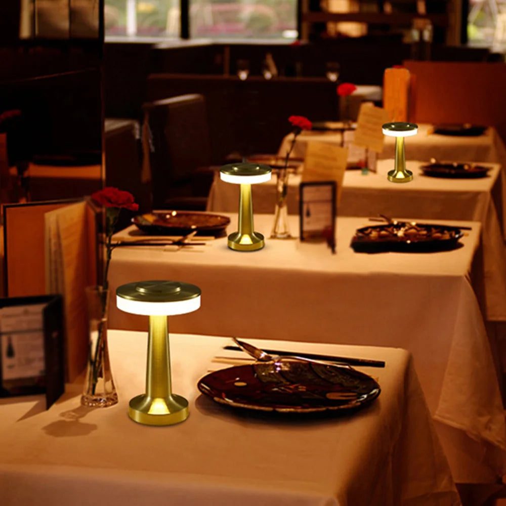 Retro Glow: Lâmpada de Mesa LED Regulável