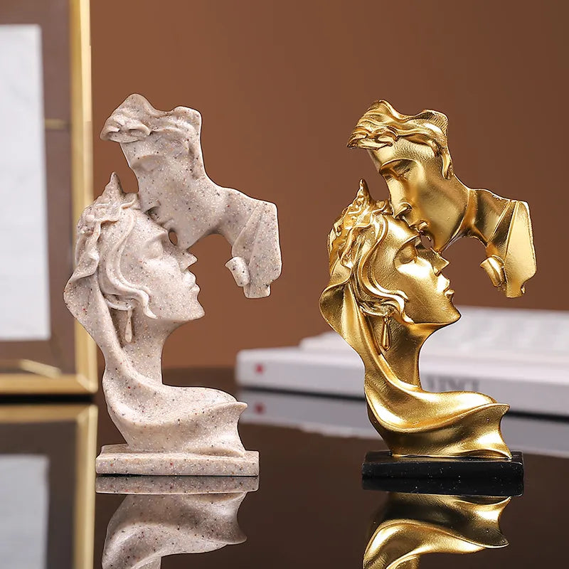 Love Embrace: Estatueta de Amantes em Resina