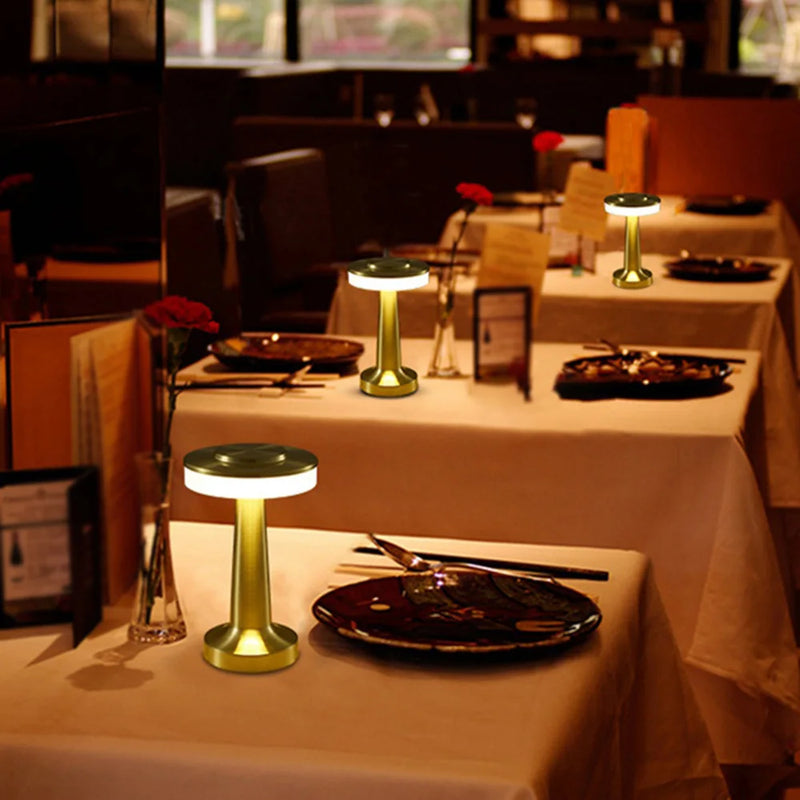 Retro Glow: Lâmpada de Mesa LED Regulável