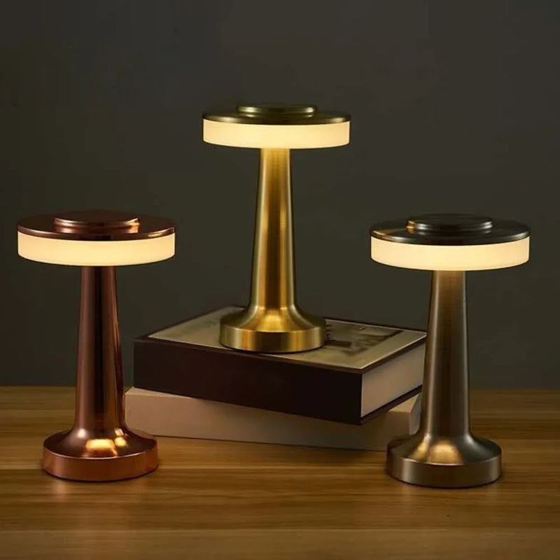 Retro Glow: Lâmpada de Mesa LED Regulável
