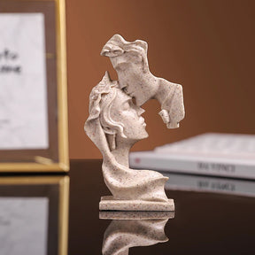 Love Embrace: Estatueta de Amantes em Resina