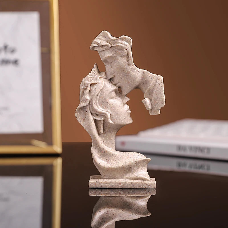 Love Embrace: Estatueta de Amantes em Resina